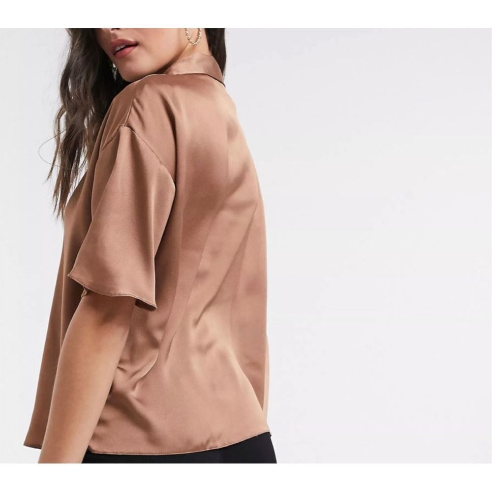 🔥🔥 5/$25 sale 🔥🔥 House of Harlow Short Sleeve Collar Button Down Satin top - Picture 2 of 12